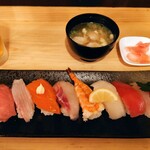 寿司割烹 やっこ - 令和4年11月 ランチタイム
            お寿司定食 900円
            にぎり8貫、小鉢、みそ汁