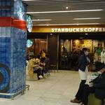 スターバックス・コーヒー - 店の外にある寛ぎスペース