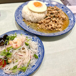マンゴツリーキッチン パッタイ - 鶏のガパオ935円(税込)とヤムウンセン220円(税込)