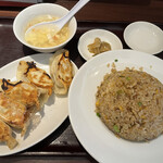 独一処餃子 - 炒飯定食.825円