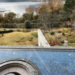 箱根・芦ノ湖 はなをり - 朝食にて、案内された窓側のお席からは、
            明るい水盤テラスと雨上がりの芦ノ湖が見えて、
            素晴らしいロケーションです♪