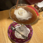 珈琲館 紅鹿舎 - カフェタカラヅカにコーヒーを注ぎ入れているところ。バラ型生クリームがくるくる回ります