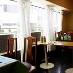 松の樹 - 窓から差し込む光のみ