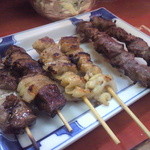 一品料理・中華そば 直ちゃん本店 - （2013.05)牛串（左）、皮串（中）、砂肝串（右）