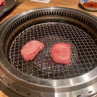 北新地 肉料理 名門 - タン。