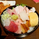 Teru ya - ランチの海鮮丼。ネタが豪華で美味しいです(´ρ`)