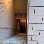Teruya - 階段を降りた地下一階です。