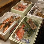 魚寅本店 - 仕入れた鮮魚の展示