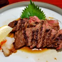 馬刺しと焼き鳥 グルマン三年坂 - あか牛赤身モモたたき