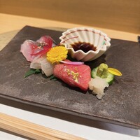 梅田 鮨 よこ田 - 鮨と天冨良 極上会席 22000円
                      お造り
                      大トロ、天然鯛、アジ