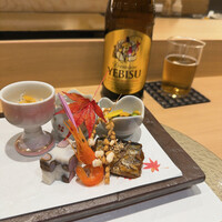 梅田 鮨 よこ田 - 鮨と天冨良 極上会席 22000円
                    前菜
                    じゃこのからすみ和え、花くじらの酢味噌がけ、野菜の菊和え、むかごしんじょう、皮エビのつや煮、秋刀魚の生姜