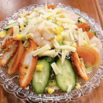 タージマハル - スペシャルサラダ（てんこ盛りのお野菜に、大きな海老、チキン、チーズ♪^^）