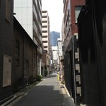 神田から歩いて数分の路地にあります。