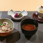 Oyado Ji Asu - ２０２２年１１月再訪：香物 三種 上椀 赤出汁 御飯 本日の御飯☆