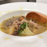 トリワイン ＰＩＫＯＳＨＨＨＵ - レンズ豆とコテキーノ(鶏ミンチソーセージ)のスープ仕立て