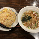 大珍飯店 - 五目チャーハン 半ラーメン