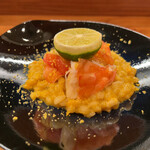 Kakou Okamoto - 伊勢海老、下は大麦に海老味噌でリゾット風に炊いたもの、スダチ、カラスミ