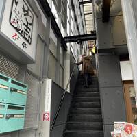 いわ志 本店 - 階段のみ、4階へ