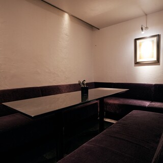 ソファでごゆっくりお寛ぎいただけます♪
                                          6名様から最大10名様までご利用可◎