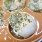 エスカルゴ牧場 - ソースはオーナー自らのオリジナル(？)で、パセリやレモンなどは全て自家菜園で収穫された物で作られる。