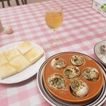 エスカルゴ牧場 - これにサラダが付いて2,700円。私としては「ものすごくお値打ち」だと思う。世界で唯一無二の「本物の、フレッシュな、ブルゴーニュ種」のエスカルゴが食べられるのだから。
