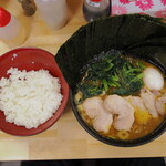 ラーメン 三亀 - ラーメンとライス