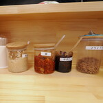 ラーメン 三亀 - 薬味、ニンニク、生タイプ唐辛子、牛肉ラー油、フライドオニオン