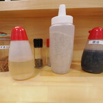 ラーメン 三亀 - 酢、白ごま、醤油