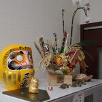 ラーメン 三亀 - 券売機の上の置物。よく見ると亀仙人もいる