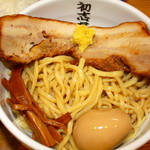 初志貫徹 - 特製トッピング250円（巨大チャーシューと味玉）