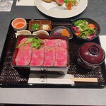 本格肉料理 丸小 - 黒毛和牛ローストビーフ重 3600円