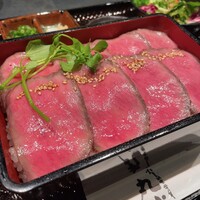 本格肉料理 丸小 - 黒毛和牛ローストビーフ重 3600円