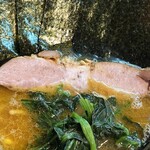 家系ラーメン王道 神道家 - チャーシューは煮豚。