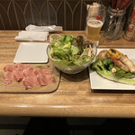 ミートキッチン log50 - きのこのサラダ、季節野菜のグリル盛り合わせ、生ハム(お通し)、シャンディーガフ