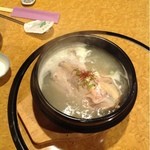 オモニ韓国家庭料理 - 参鶏湯♪小骨が多くて食べにくかったけど、トロトロで柔らかくて美味しかった！1人でも完食できるサイズ☆