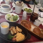 タジマコーヒー - スープ、スクランブルエッグ、ポテト、サラダ、日替わりパン2個のセット ドリンク価格+300円