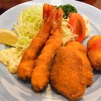 赤坂 津つ井 総本店 - ぷりぷり海老、サーモン、クリームコロッケにポテサラ、多めのキャベツ