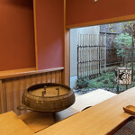 Ogata - 中庭の見える席　火鉢の前の蟹アリーナ、カニーナ席とでも言いましょうか