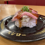 Sushiro - しっとり感のあるローストビーフとしゃりの間には、
                        ホタテやガリなどが入った海鮮ポテサラが…