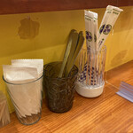 バングラキッチン西千葉 - 卓上アイテムに箸あります。