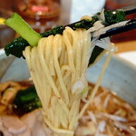 麺処 田ぶし - ”麺”は、自家製の中太ストレート、食感はモッチリ、濃いめの”スープ”をうまく運んでくれます。