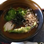 杉の子 - 獅子唐の天ぷら、青紫蘇の天ぷら！それに、鶏、揚玉、刻み海苔がきれいに盛られて美しい。食欲そそります。こんなきれいなカレーうどんはじめて。普通の喫茶食堂なのに、やっぱり京都。