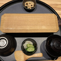 うなぎ四代目菊川 ヒルトンプラザウエスト大阪店 - しっぽが入りきれていない鰻様（笑）