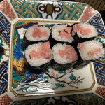 鮨よし - サービスで出してくださったトロの細巻き   うまくないわけない(๑´ڡ`๑)