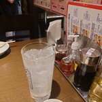 天鴻餃子房 - 食べログクーポンで頂いたレモンサワー（濃い！）