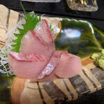 鮨よし - ブリの刺身   これほぼブリトロ  醤油がギラギラになってた  美味くないわけない‼️後ろのツマもね、大葉と大根と細かく入ってるの