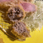 カツレツMATUMURA - メンチ、ジューシーです。