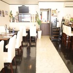 Kafetorattoria Asuthi - 白を基調とした店内にはテーブルとカウンターがあり、全２３席