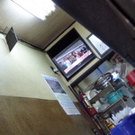 キッチン南海 - 左上の壁に注目、鏡が