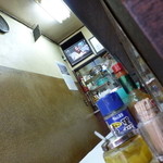 キッチン南海 - カウンターの後ろはすぐ壁、あはは。間口は全部で一間しか無いと思う